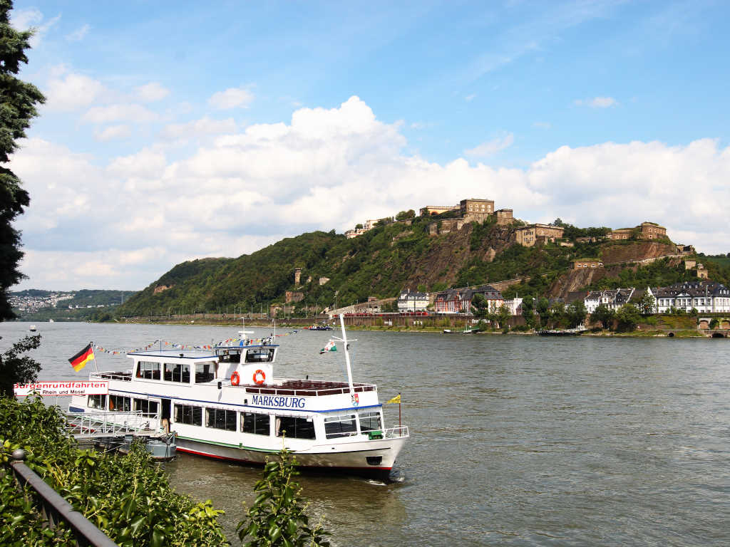 Schiff auf dem Rhein mit Festung Ehrenbreitstein - Urlaub am Rhein in Ferienwohnung Mister Stringer in Altes Forsthaus Boppard, Kreuzberg 2, 56154 Boppard